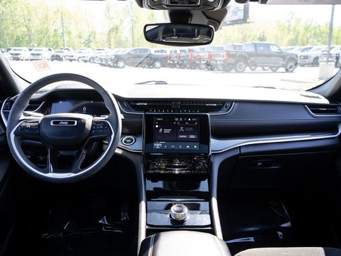 Used 2023 Jeep Grand Cherokee L Laredo image 21