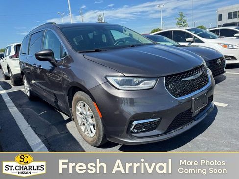 Used 2022 Chrysler Pacifica Touring-L FWD image 1