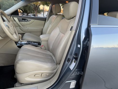 Used 2017 INFINITI QX70 2WD w/ Premium Package image 29