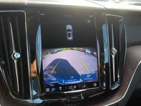 Used 2022 Volvo XC60 B5 Momentum w/ Climate Package image 16