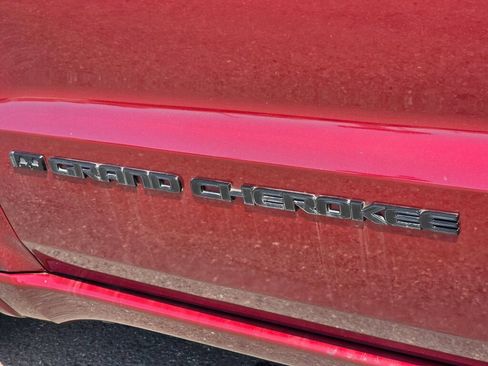 Used 2022 Jeep Grand Cherokee Laredo X AWD/4WD image 12