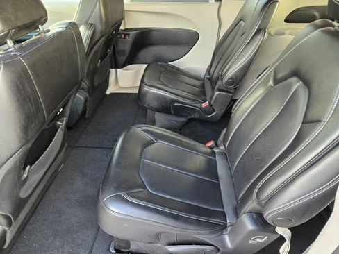 Used 2023 Chrysler Pacifica Touring-L FWD image 18