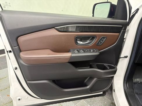 Used 2025 Honda Pilot Elite image 11