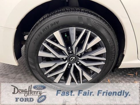 Used 2025 Nissan Altima 2.5 SV image 15