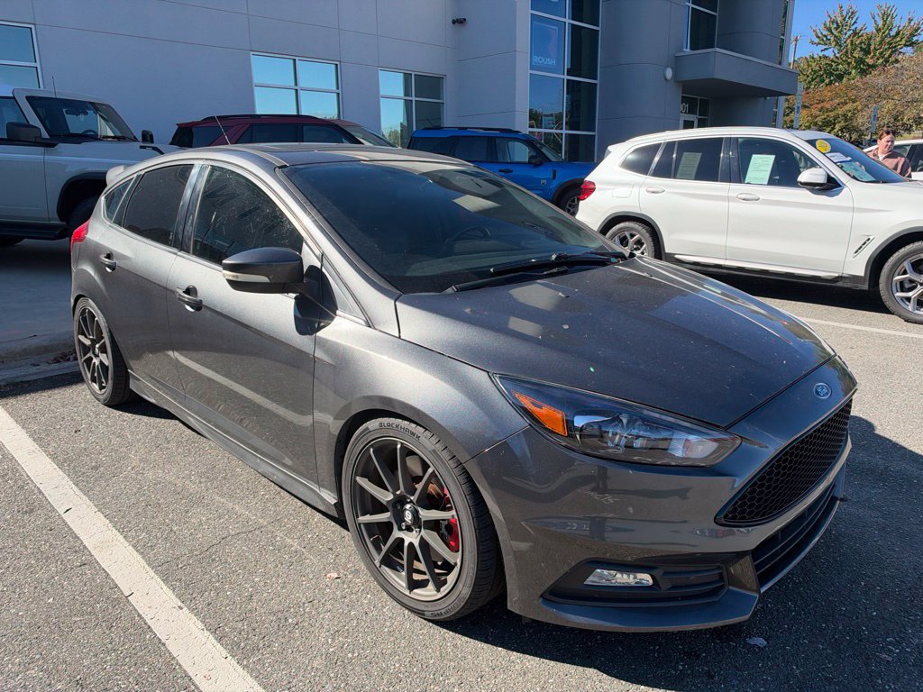 Used 2017 Ford Focus ST w/ Equipment Group 402A FWD image 2