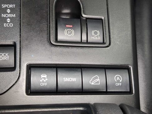 Used 2021 Toyota Highlander XLE AWD/4WD image 29