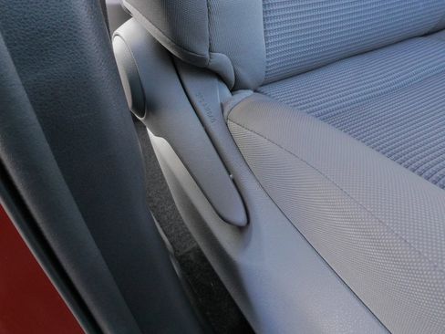 Used 2021 Toyota Highlander LE image 13