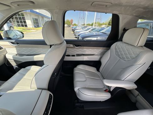 Used 2022 Hyundai Palisade Calligraphy image 3