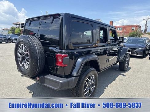 Used 2025 Jeep Wrangler Unlimited Sahara AWD/4WD image 6