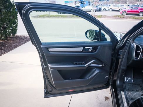 Used 2021 Porsche Cayenne Turbo S image 14