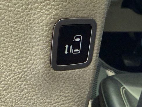 Used 2024 Chrysler Pacifica Touring-L image 19