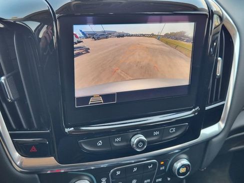 Used 2021 Chevrolet Traverse LT image 19
