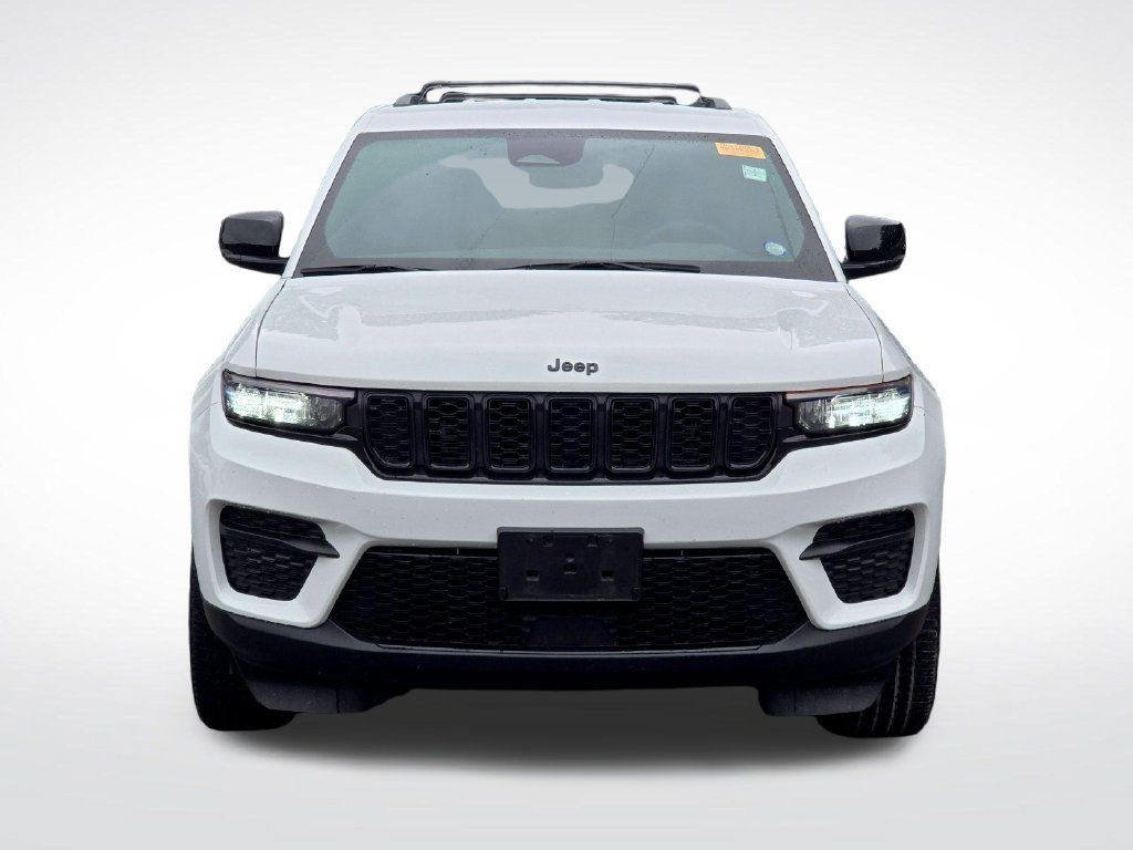 Used 2024 Jeep Grand Cherokee Altitude RWD image 13
