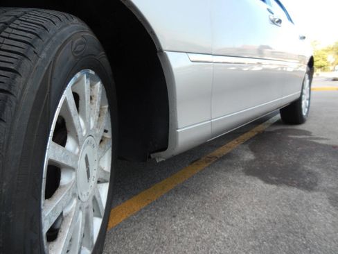 Used 2007 Lincoln Town Car Signature image 15