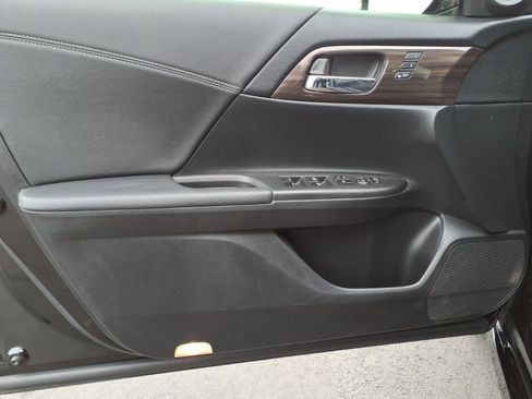 Used 2017 Honda Accord Touring image 10