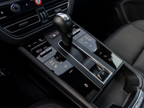 Certified 2025 Porsche Macan image 38