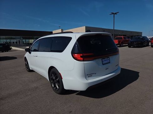 Used 2025 Chrysler Pacifica Limited FWD image 8