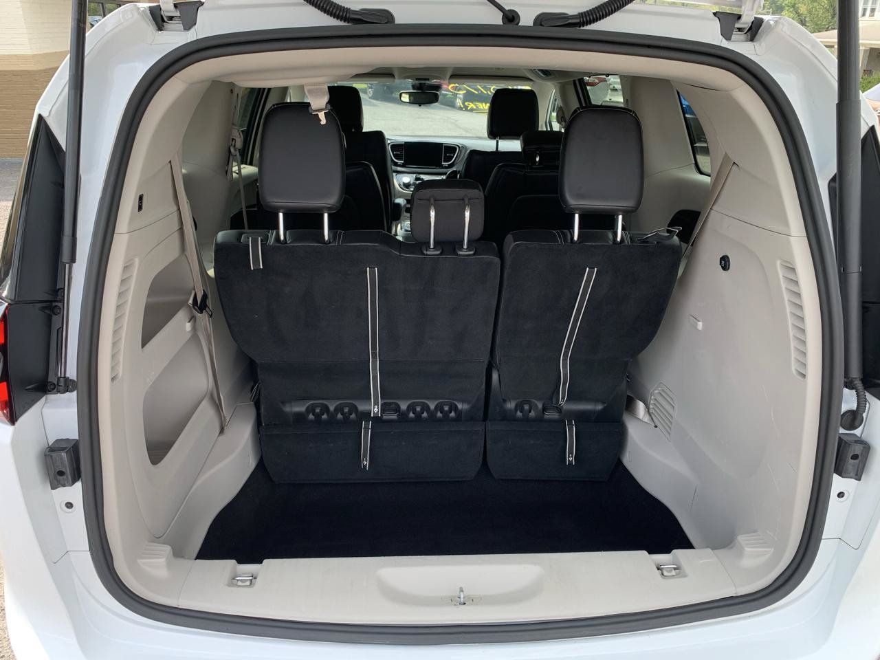 Used 2023 Chrysler Pacifica Touring-L FWD image 8