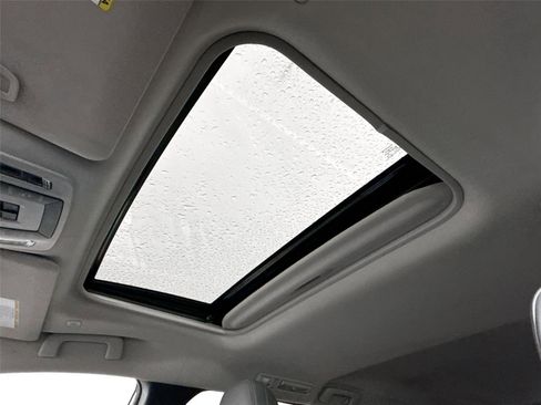 Certified 2025 Toyota Sienna XLE FWD image 6