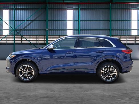 Used 2025 Audi Q5 Premium Plus w/ Premium Plus AWD/4WD image 2