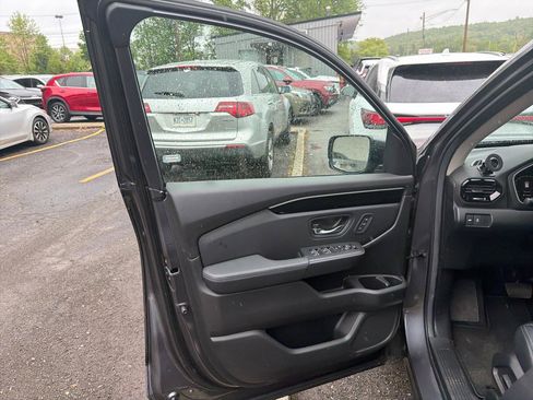 Used 2025 Honda Pilot Touring image 18