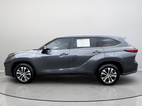 Used 2023 Toyota Highlander XLE FWD image 12