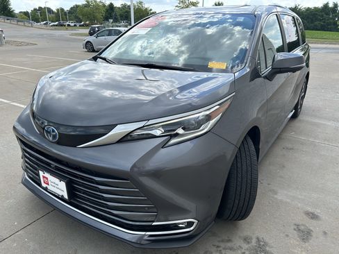 Certified 2025 Toyota Sienna Platinum AWD/4WD image 3