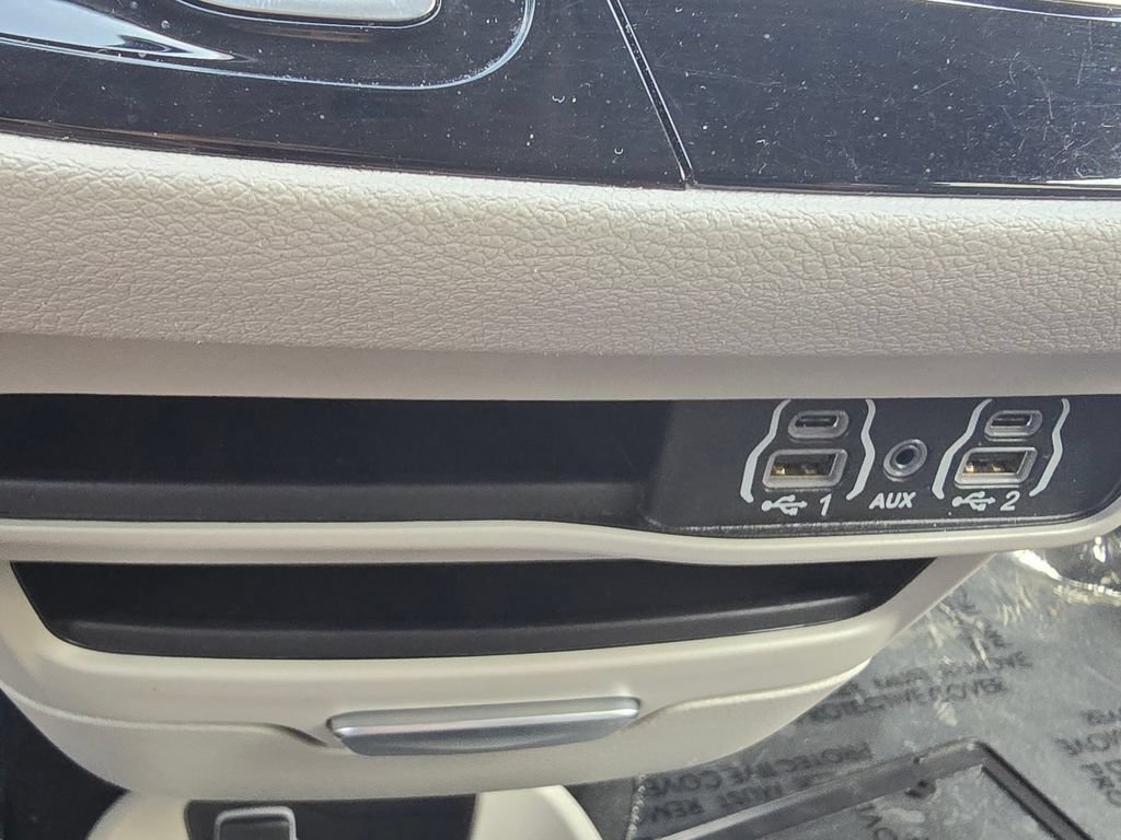 Used 2023 Chrysler Pacifica Touring-L FWD image 35