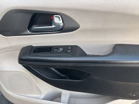 Used 2022 Chrysler Pacifica Touring-L image 40