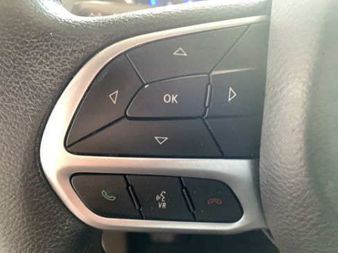 Used 2019 Chrysler Pacifica Touring Plus w/ Tire & Wheel Group FWD image 22