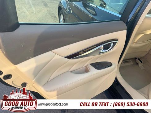 Used 2017 INFINITI Q70 5.6 image 6