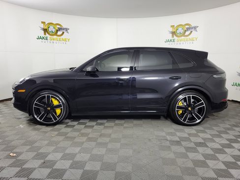 Used 2022 Porsche Cayenne Turbo S image 4