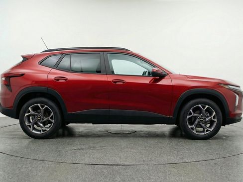 Used 2025 Chevrolet Trax LT FWD image 11