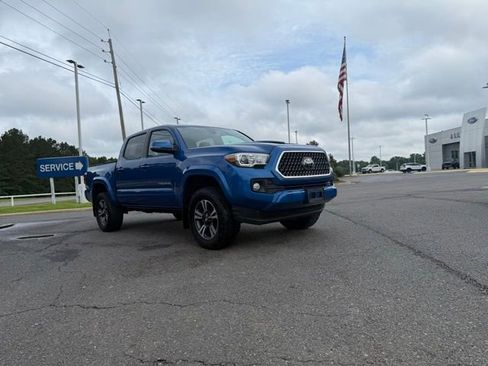 Used 2018 Toyota Tacoma TRD Sport AWD/4WD image 9