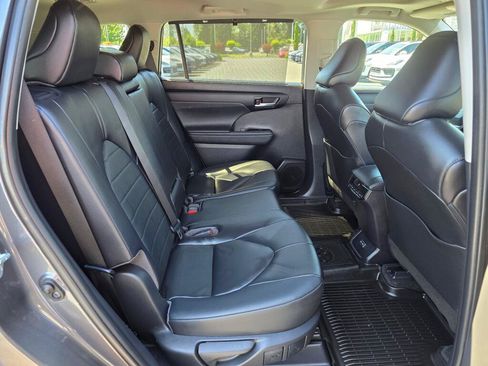 Used 2023 Toyota Highlander XLE AWD/4WD image 27