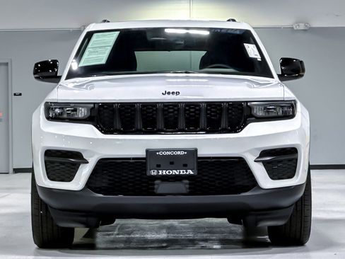 Used 2025 Jeep Grand Cherokee Altitude RWD image 5