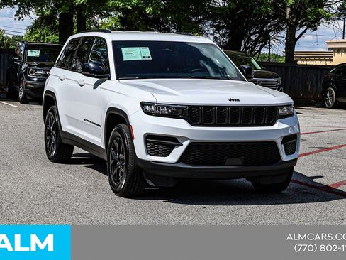 Used 2025 Jeep Grand Cherokee Altitude AWD/4WD image 6