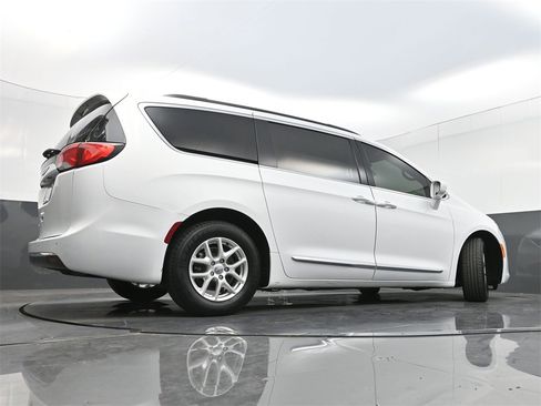 Used 2017 Chrysler Pacifica Touring-L image 27