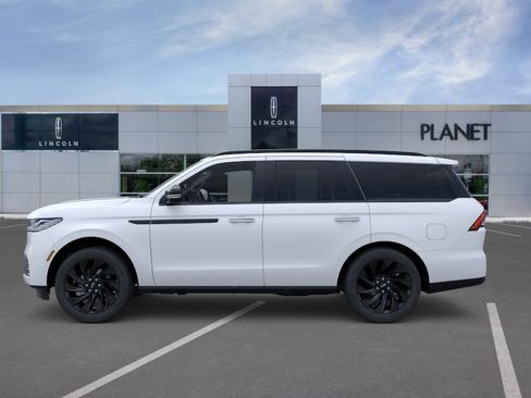 New 2026 Lincoln Navigator Reserve w/ Jet Appearance Package AWD/4WD image 3