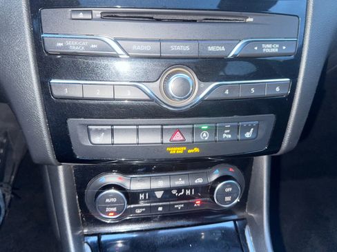 Used 2017 INFINITI QX30 Premium w/ Navigation Package image 17