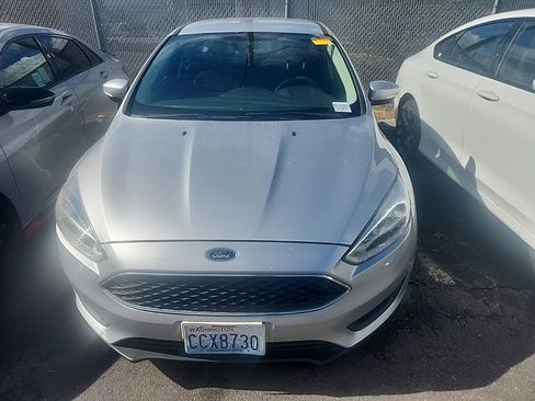 Used 2016 Ford Focus SE FWD image 2