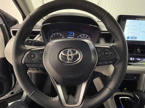 Used 2025 Toyota Corolla Cross LE image 28