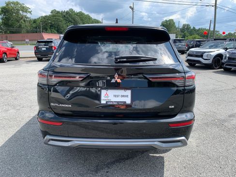 New 2025 Mitsubishi Outlander SE image 3