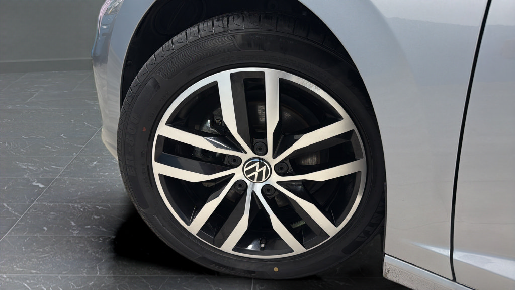 Certified 2025 Volkswagen Jetta SE FWD image 33