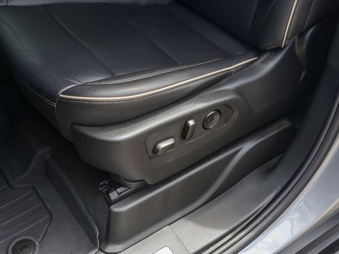 Used 2023 GMC Yukon SLT w/ SLT Luxury Package RWD image 8