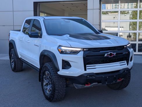 Used 2024 Chevrolet Colorado ZR2 w/ ZR2 Convenience Package III AWD/4WD image 3