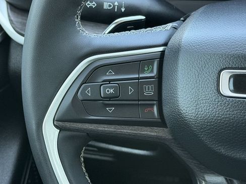 Used 2023 Jeep Grand Cherokee Limited w/ Black Appearance Package AWD/4WD image 14