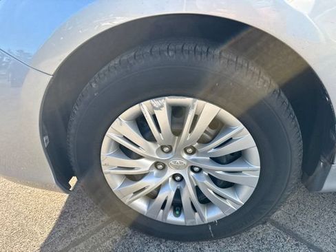 Used 2013 Toyota Camry LE FWD image 17