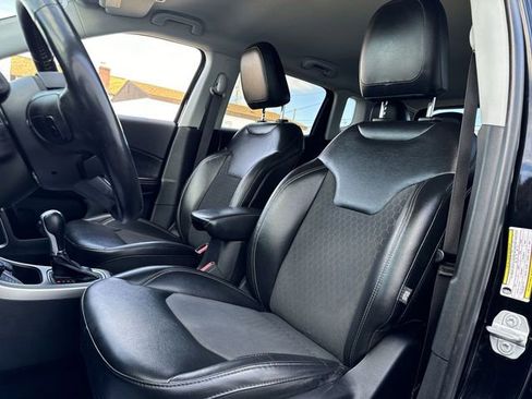 Used 2018 Jeep Compass Latitude w/ Cold Weather Group AWD/4WD image 11