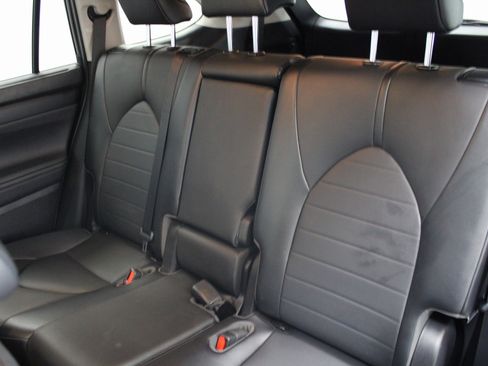 Used 2021 Toyota Highlander XLE image 23